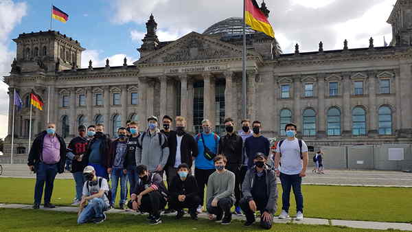 Berlinfahrt 2020 Gruppenfoto vor Reichstagsgebäude