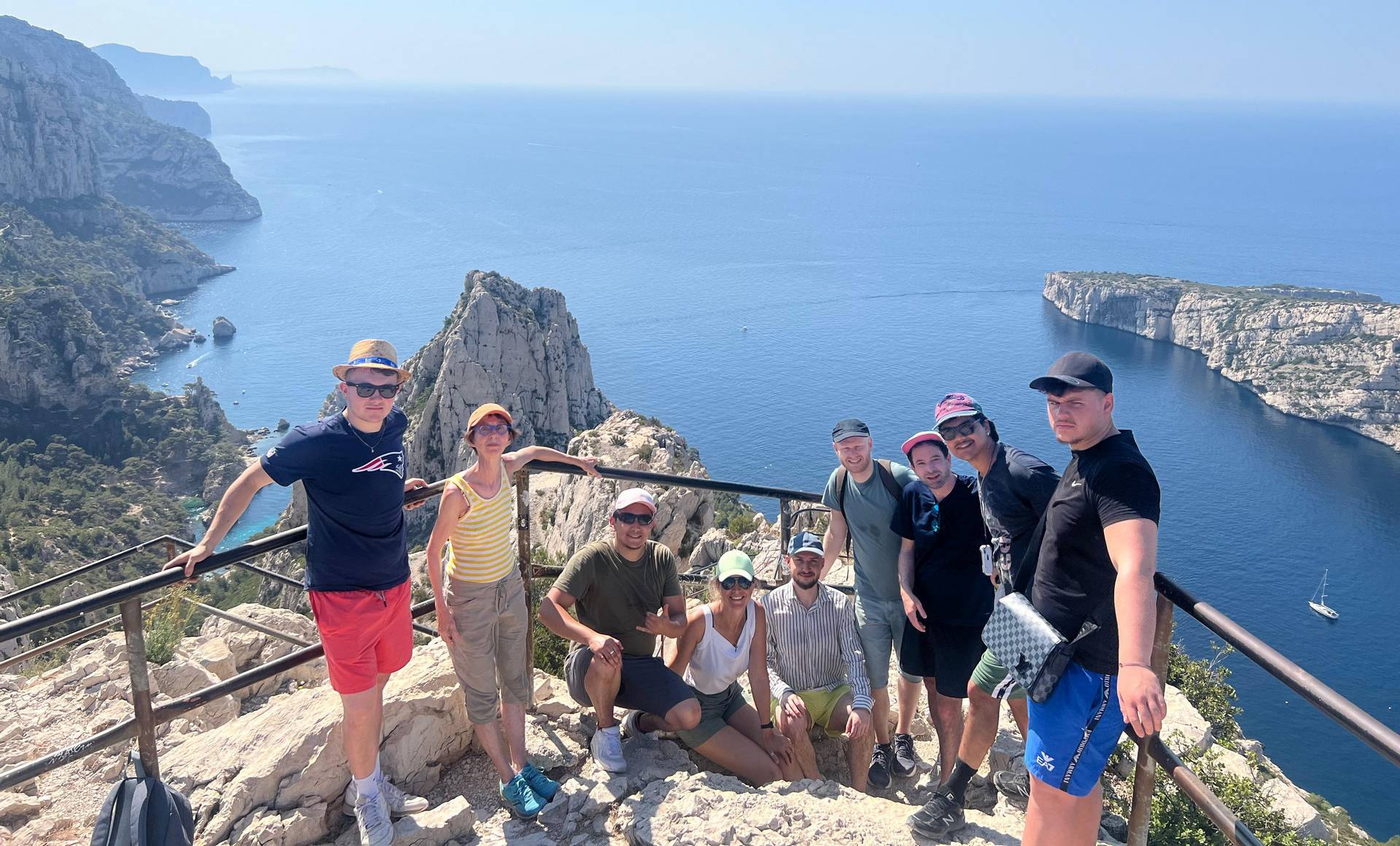 Gruppenbild vor Bucht Marseille