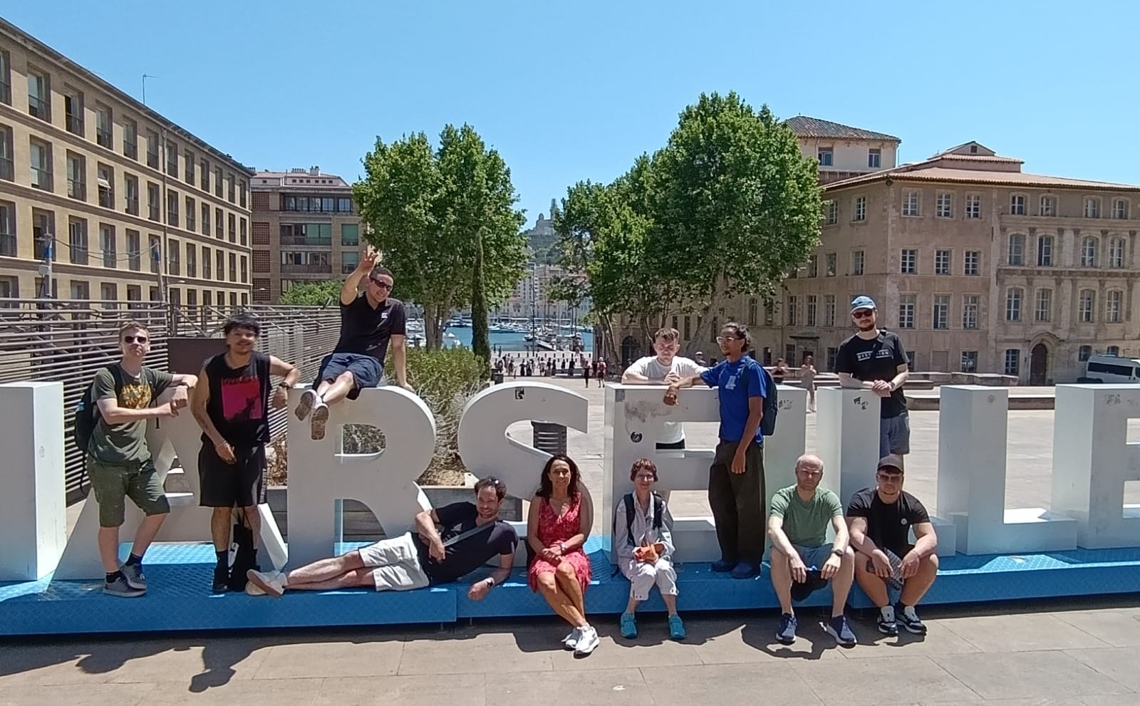 Gruppenbild vor Schriftzug Marseille