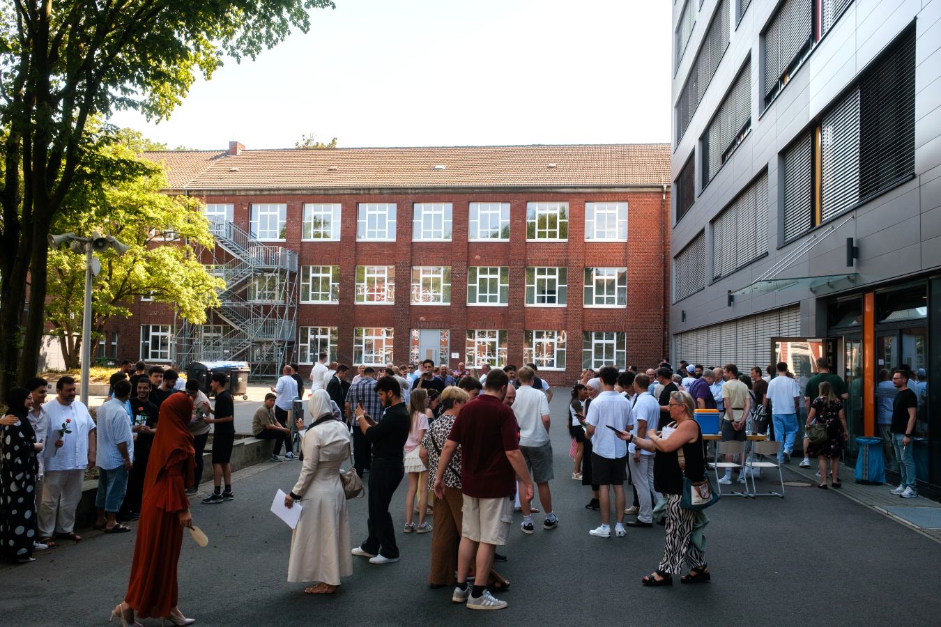 Bild von der Abschlussfeier auf dem Schulhof